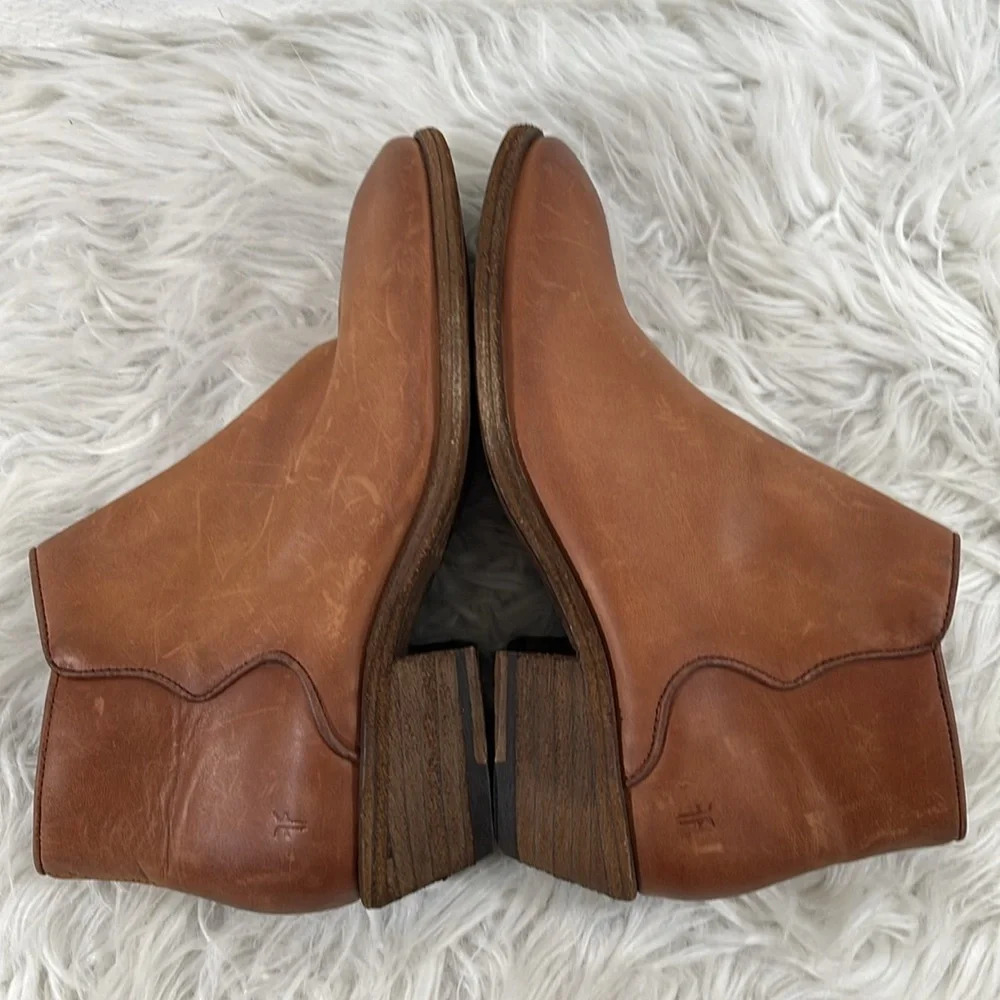 Frye Carson Piping Cognac DISTRESSED LEATHER Ankle Bootie Heel Side Zip Size 7.5 - Picture 8 of 15